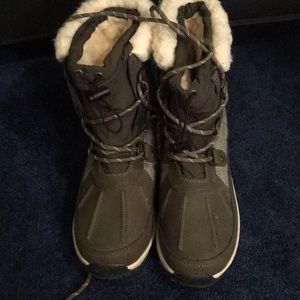 BARELY USED WINTER BEARPAW BOOTS